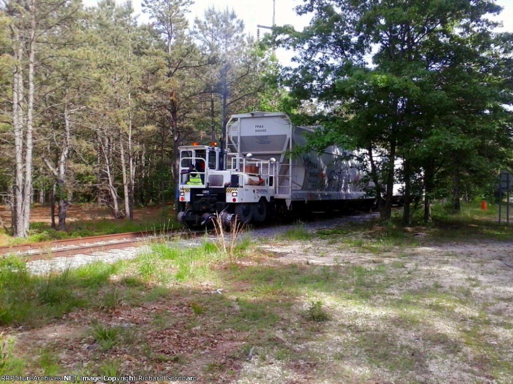 Moving Two Covered Hoppers Down The Calvaerton Spur